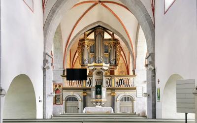 Blick Richtung Altar und Orgel