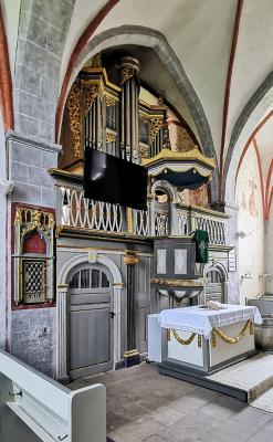 Altarbereich und Orgel