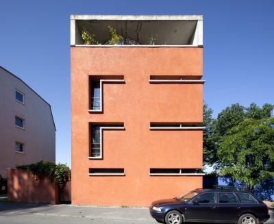 rotes Mehrfamilienhaus 