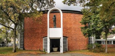 Frontalansicht St. Theresia mit geöffnetem Eingang
