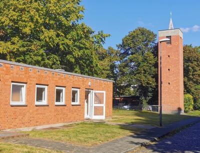 Freistehender Turm und Pfarrhaus