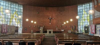 Kircheninnenraum mit Blick zum Altar