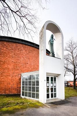 Eingang mit Statue von St. Theresia