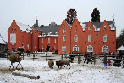 Blick auf den Innenhof von Schloss Bloemersheim