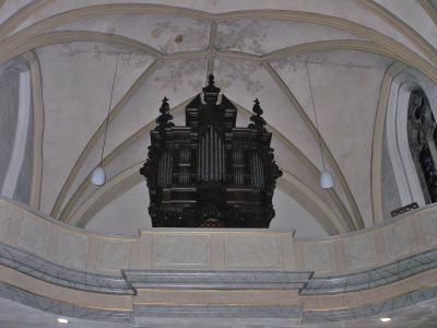 Innenansicht mit Blick auf die Orgelempore