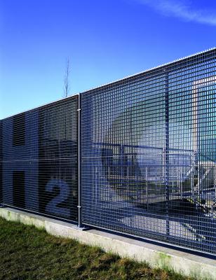 Metallgitter mit H2O Aufschrift