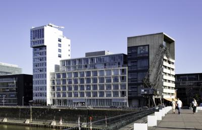 Bürogebäude Kaistraße 16 mit Nachbargebäuden