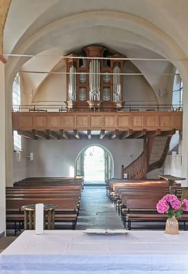 Kircheninnenraum mit Blick nach Westen mit Orgelempore