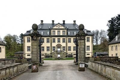 Schloss Körtlinghausen, Nordansicht des Herrenhauses, Tordurchfahrt mit Brückenzugang