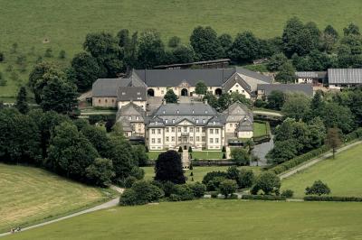 Schloss Körtlinghausen, Schrägluftbild aus Blickrichtung Süden