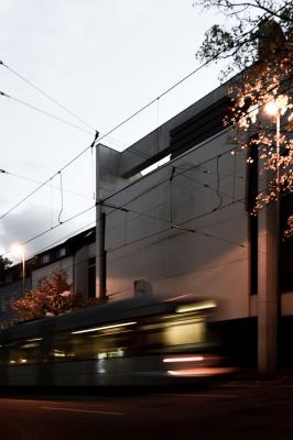 Ev. Zionskirche, Außenperspektive mit Straßenbahn