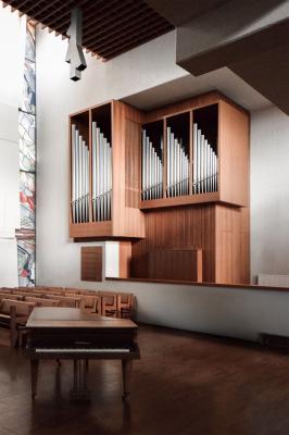 Ev. Zionskirche, Hauptraum mit Orgel von Detlef Kleuker und angedeutetem Seitenschiff