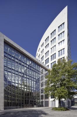 Atriumgebäude O. M. Ungers, radiales Atrium mit überhöhtem Hauptgebäude 