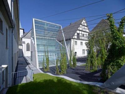 Gesamtansicht Klosterhof mit Lichthaus