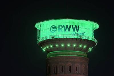 Beleuchteter Kopf des Wasserturms Oberhausen