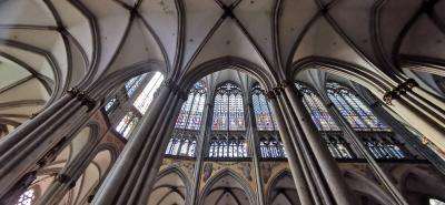 Blick von unten ins Kirchenschiff