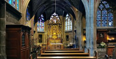 Blick in die Nikolauskapelle mit Muttergottes 