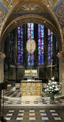 Karlsschrein mit Strahlenkranzmadonna