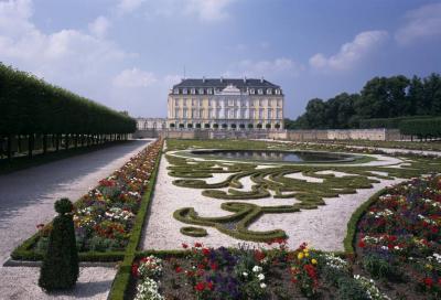 Ansicht von Süden mit Gartenanlage
