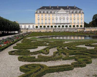 Ansicht von Süden mit Garten