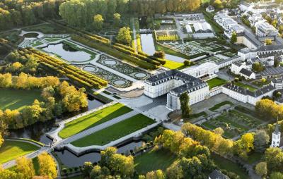 Schloss Augustusburg mit Gartenanlagen, Luftbild