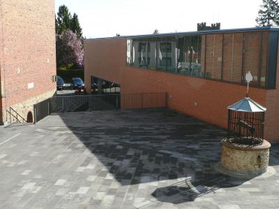Blick auf den Quirinusplatz mit Brunnen, dahinter der Museumsbau