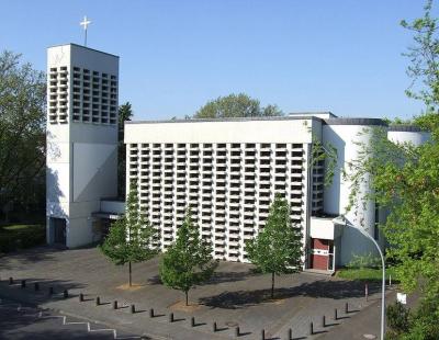 Frontansicht mit Kirchturm