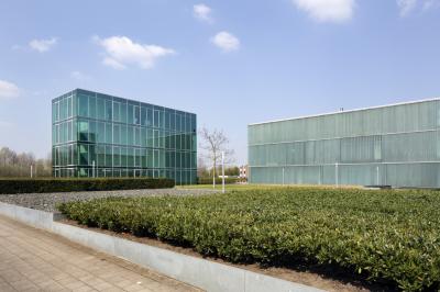 Gästehaus und quadratischer Gebäudeteil
