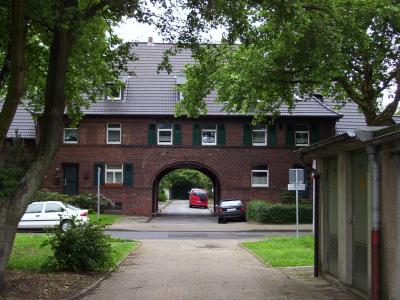 Haus mit Torbogen in der Siedlung Freiligrathstraße