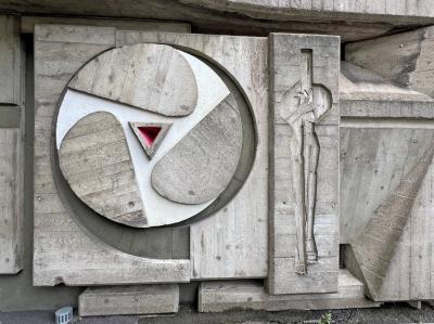 Betonrelief an der äußeren Portalwand