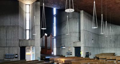Innenraum St. Pius mit Orgel