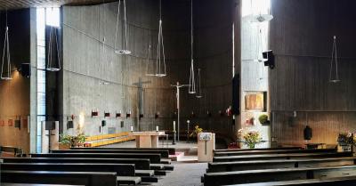 Innenraum St. Pius in Neuss, Blick zum Altar