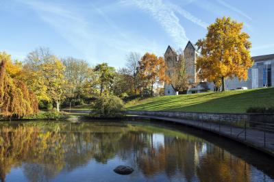 Paderquellgebiet Paderborn mit Abdinghofkirche im Hintergrund