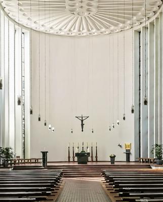 Blick auf den Chorraum mit Altar