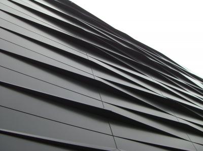 Fassadenausschnitt gekantete Metallfassade