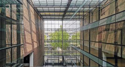 Blick zum Frontfenster der Eingangshalle