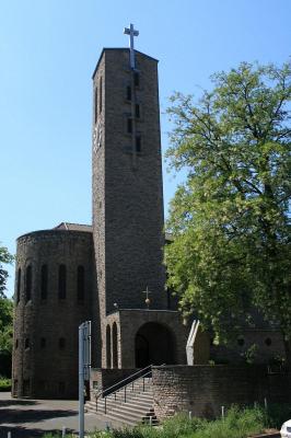Außenansicht mit Blick auf Kirchturm