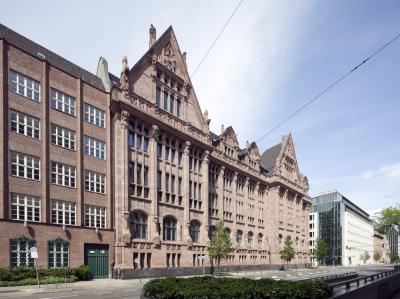 Neuer Stahlhof mit angrenzendem Alten Stahlhof