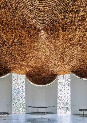 Kircheninnenraum mit Deckenansicht