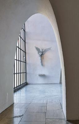 Blick durch den Rundbogen links vom Altar