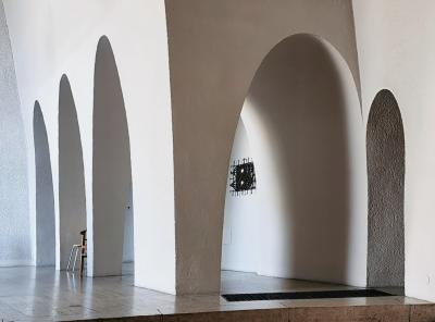 Rundbögen neben dem Altar