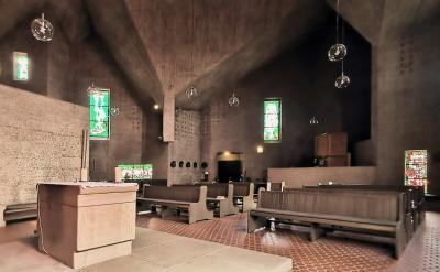 Blick in den Kirchenraum vom Altar aus