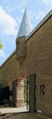 Eingangsportal in der Mauer