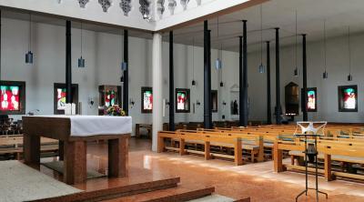 Blick vom Altar nach links in den Kirchenraum