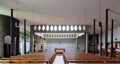Kircheninnenraum mit Blick Richtung Altar