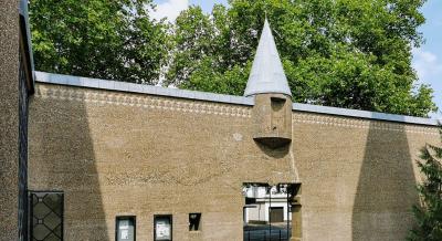 Eingangsportal in der Mauer