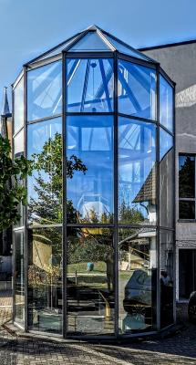 verglaster Treppenturm am Pfarrsaal (Vorgängerbau)