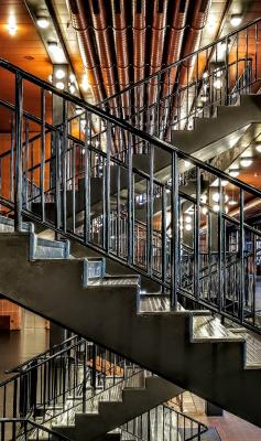 kreuzende Treppen