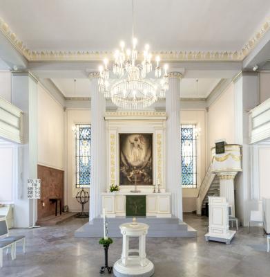 Blick auf den Altar und das Altarbild