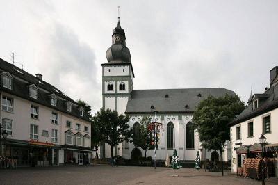 St. Johanns Baptist mit Vorplatz